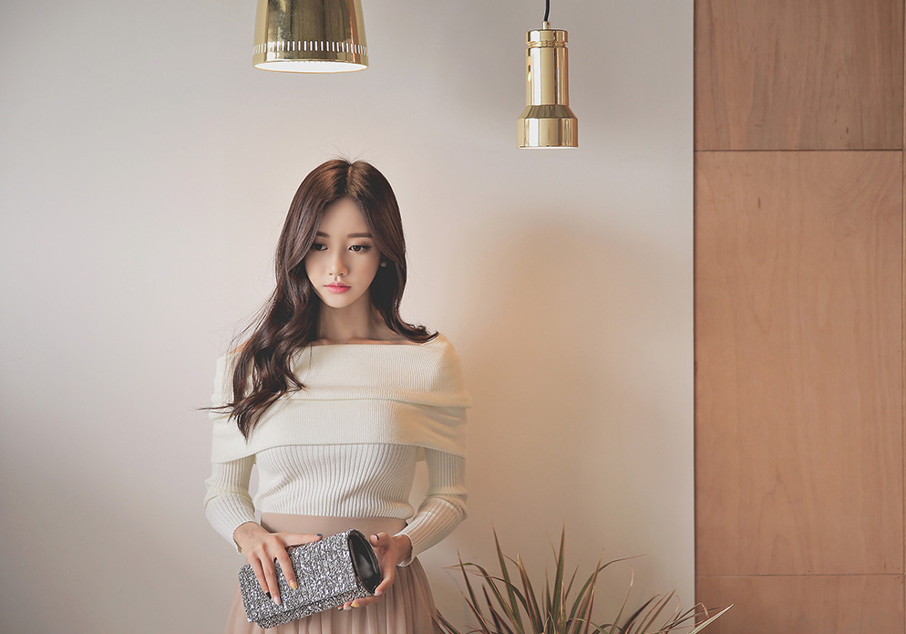 完美卷发美女少妇露香肩写真