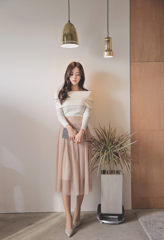 完美卷发美女少妇露香肩写真