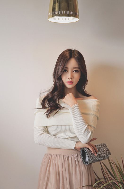 完美卷发美女少妇露香肩写真