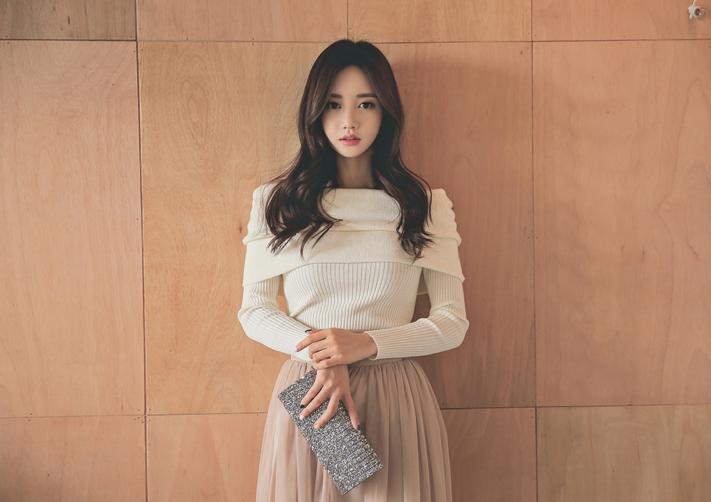 完美卷发美女少妇露香肩写真