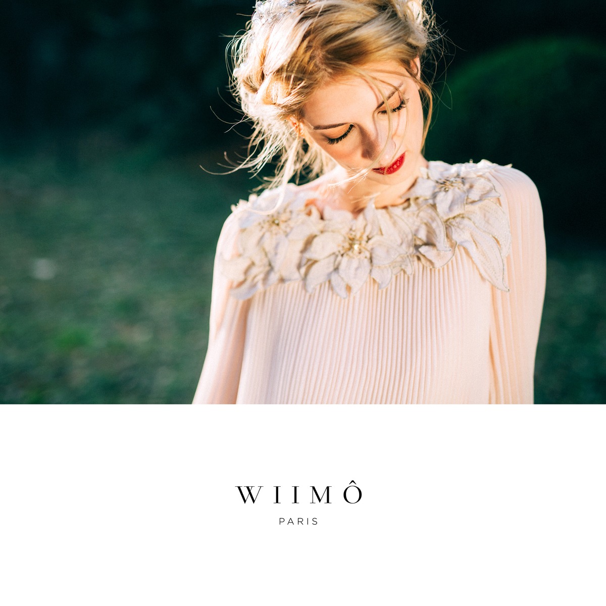 俄罗斯金发红唇美女