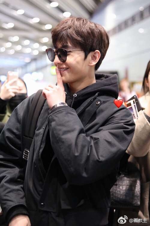 杨洋墨镜微笑侧脸也帅气