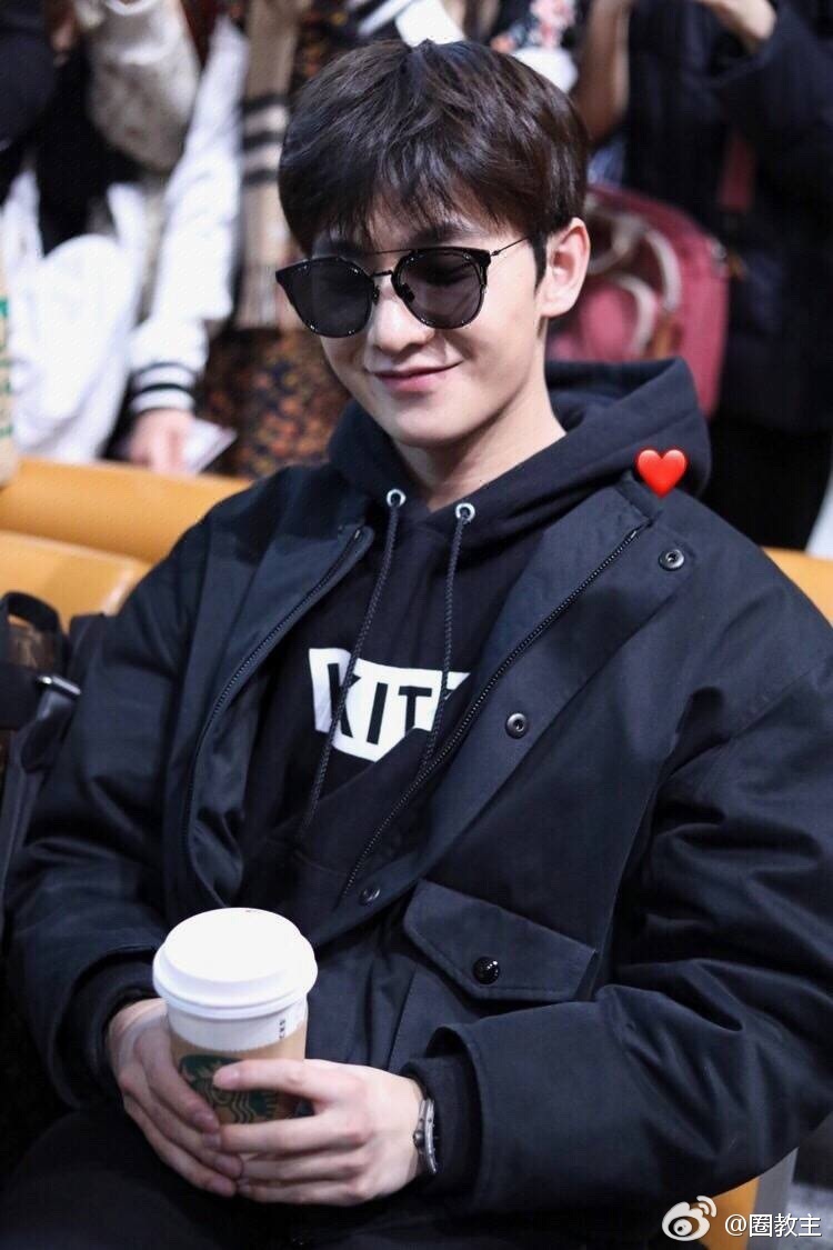 杨洋墨镜微笑侧脸也帅气