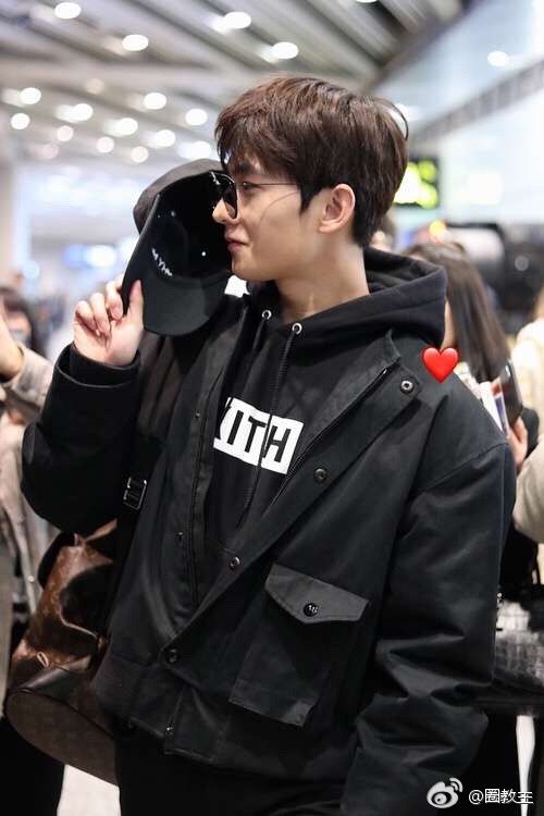 杨洋墨镜微笑侧脸也帅气