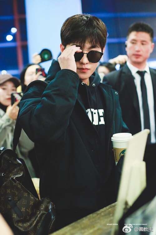 杨洋墨镜微笑侧脸也帅气