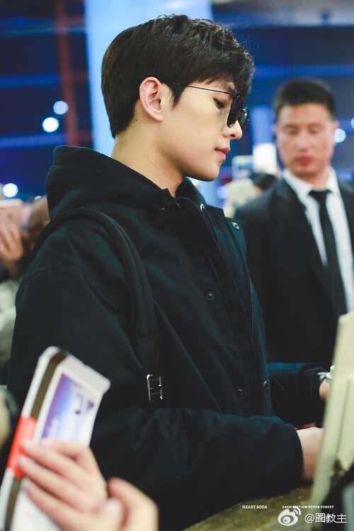 杨洋墨镜微笑侧脸也帅气