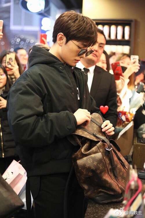 杨洋墨镜微笑侧脸也帅气