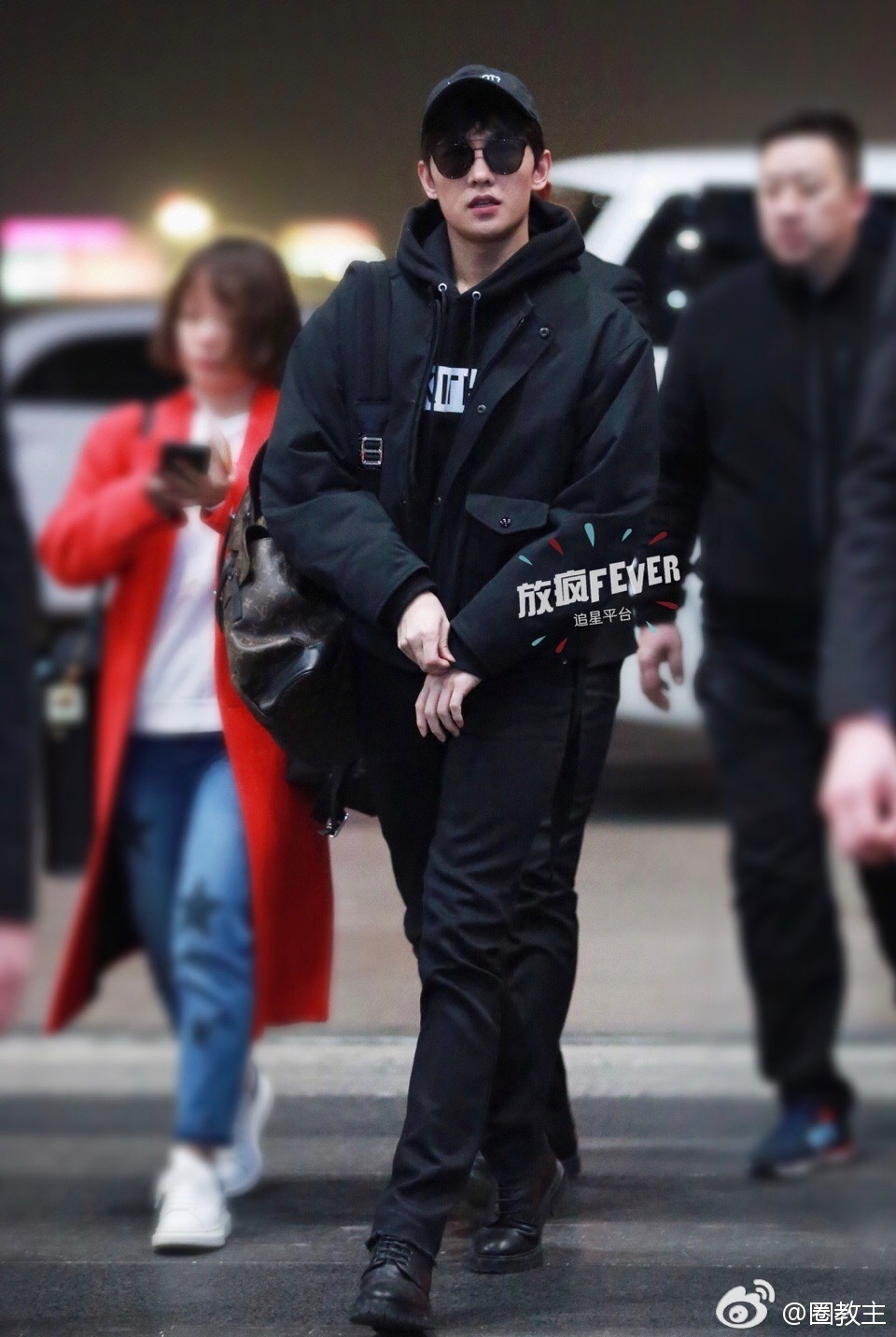 杨洋墨镜微笑侧脸也帅气