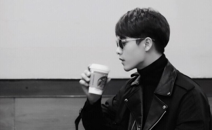 马天宇黑皮衣墨镜超帅