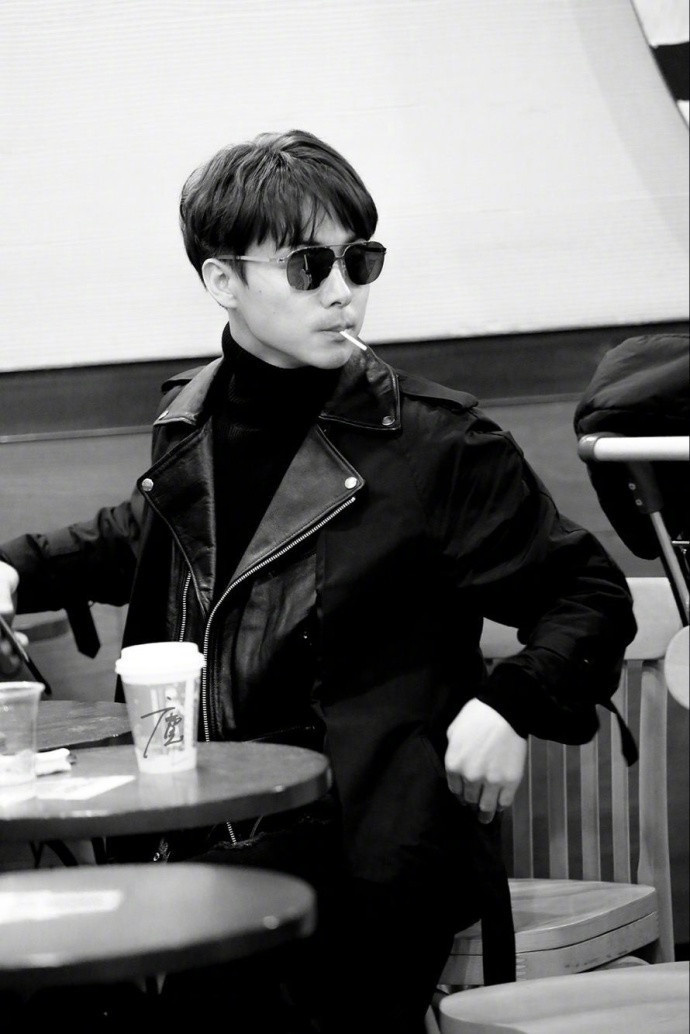 马天宇黑皮衣墨镜超帅