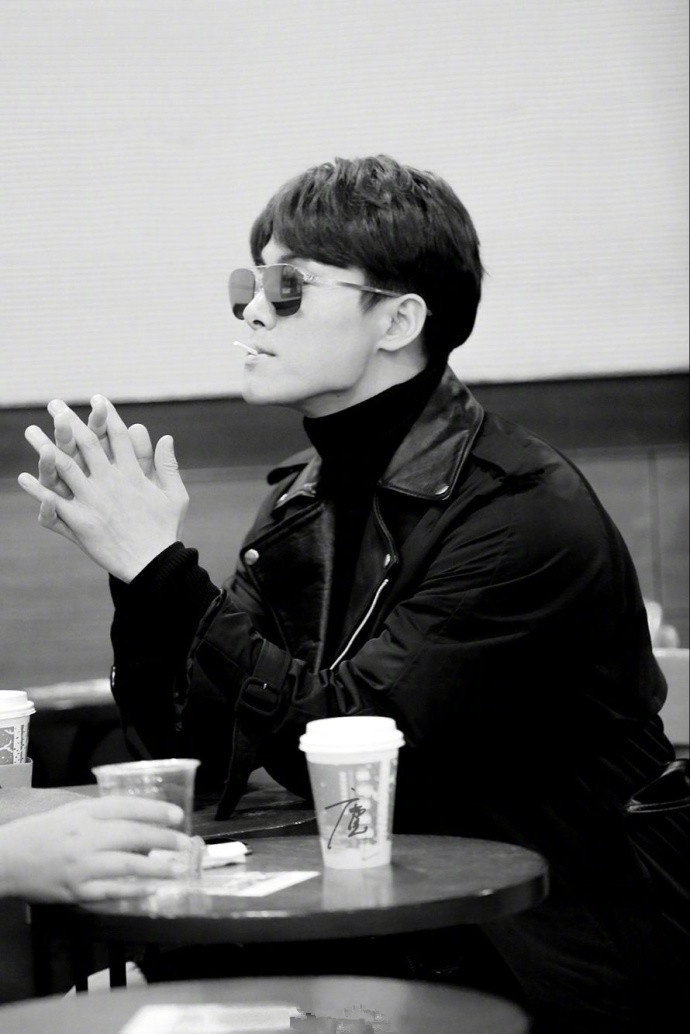 马天宇黑皮衣墨镜超帅