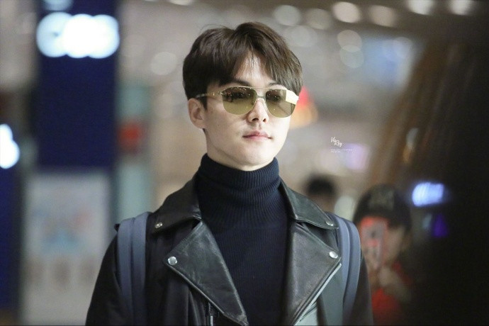 马天宇黑皮衣墨镜超帅