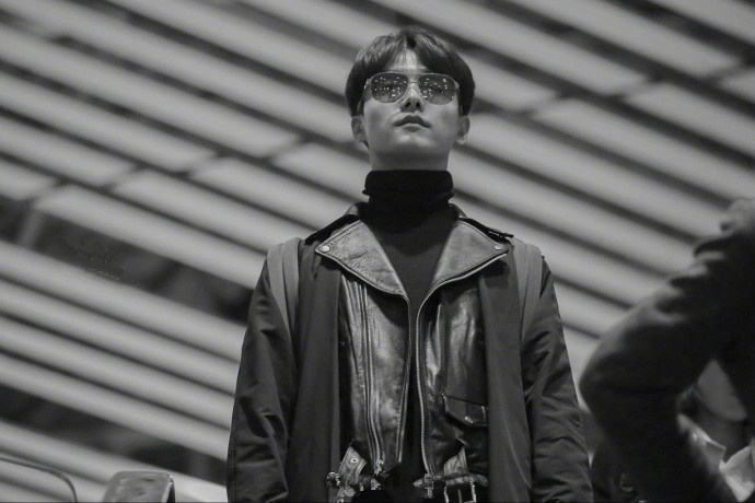 马天宇黑皮衣墨镜超帅