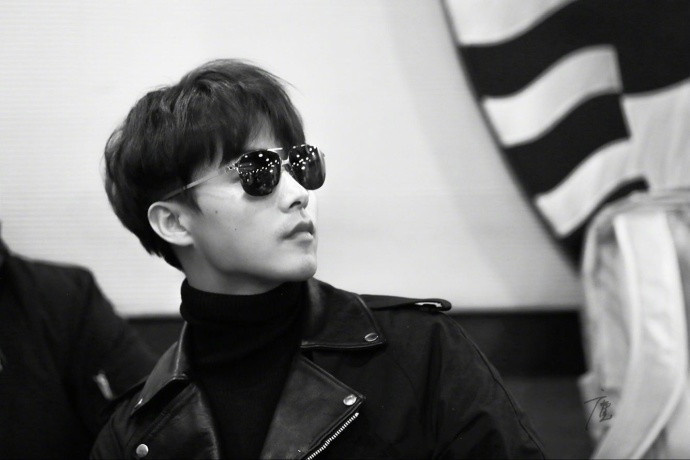 马天宇黑皮衣墨镜超帅