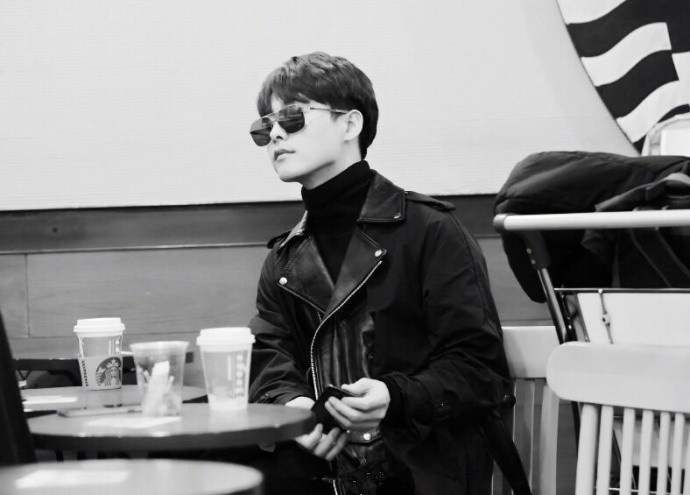 马天宇黑皮衣墨镜超帅