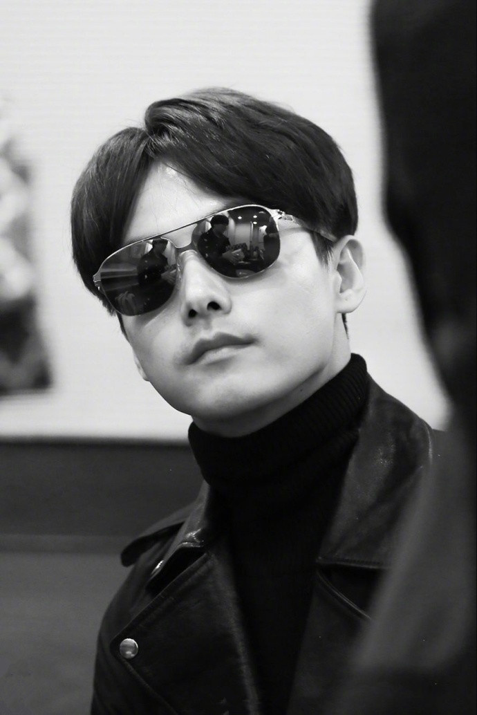 马天宇黑皮衣墨镜超帅