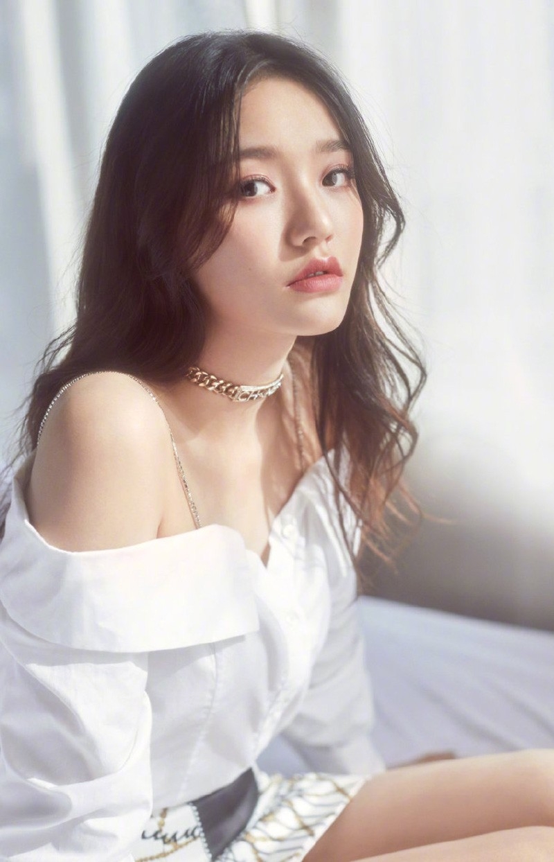 天然系美女林允香肩优雅治愈养眼迷人写真图片