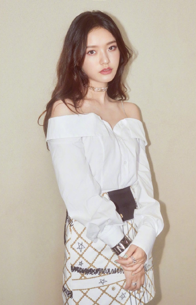 天然系美女林允香肩优雅治愈养眼迷人写真图片