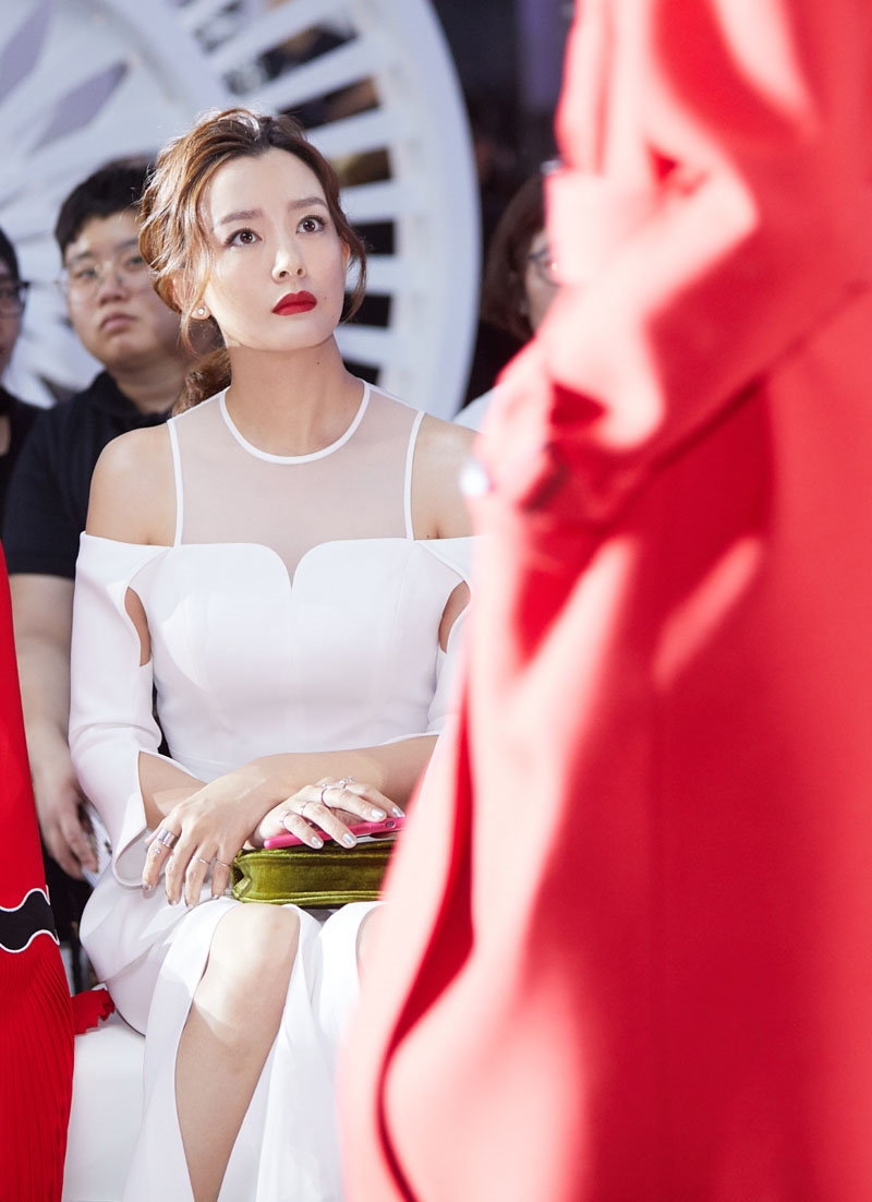 抚媚眼神美女周奇奇现场优雅干练写真