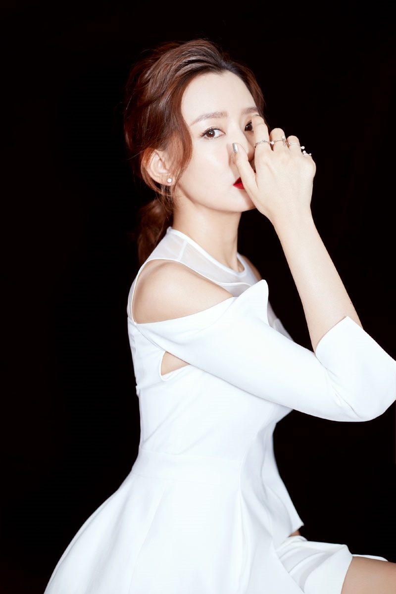 抚媚眼神美女周奇奇现场优雅干练写真