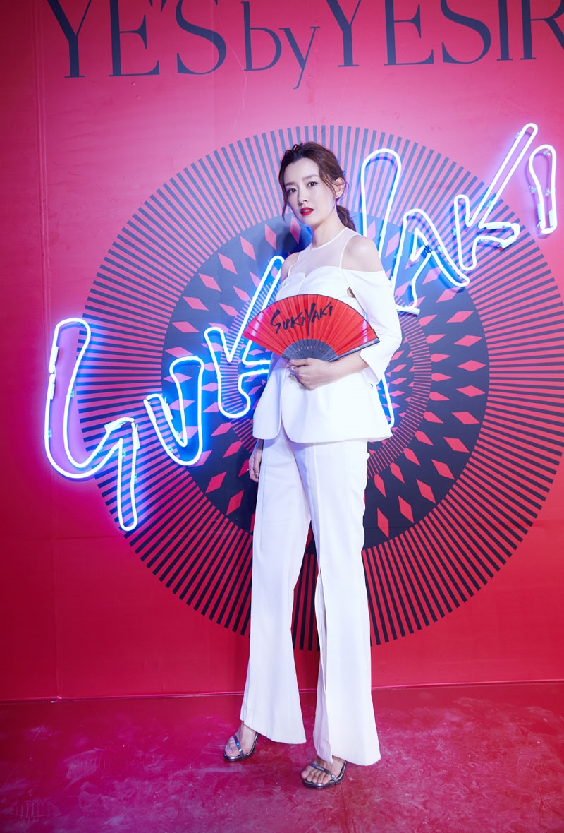 抚媚眼神美女周奇奇现场优雅干练写真