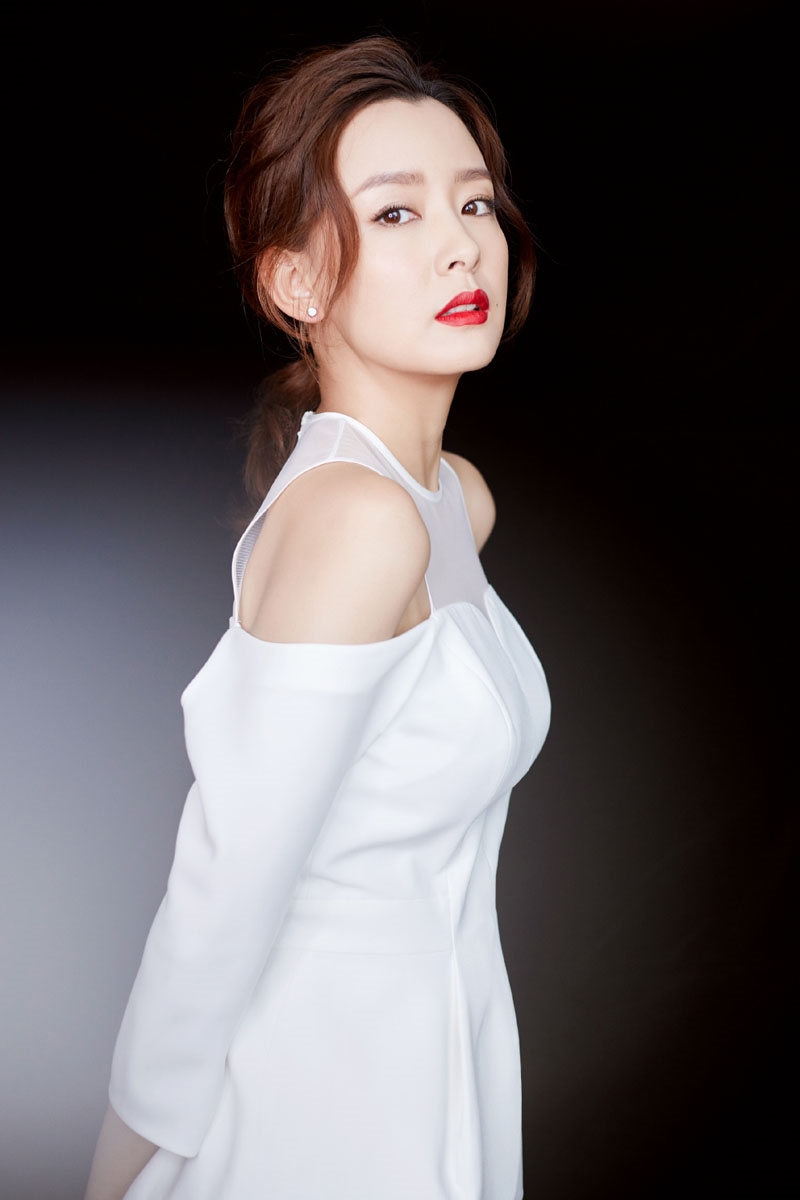 抚媚眼神美女周奇奇现场优雅干练写真