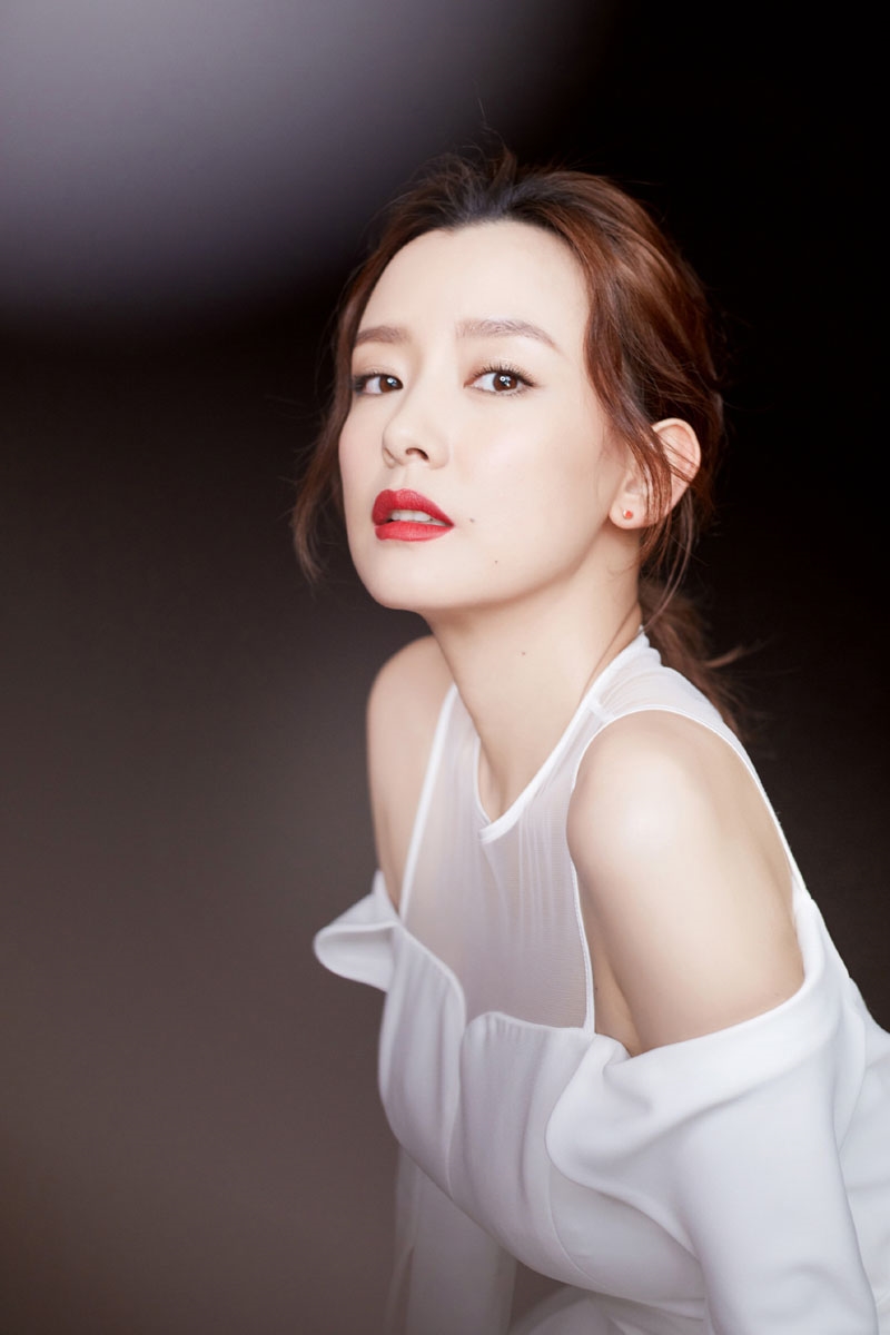 抚媚眼神美女周奇奇现场优雅干练写真