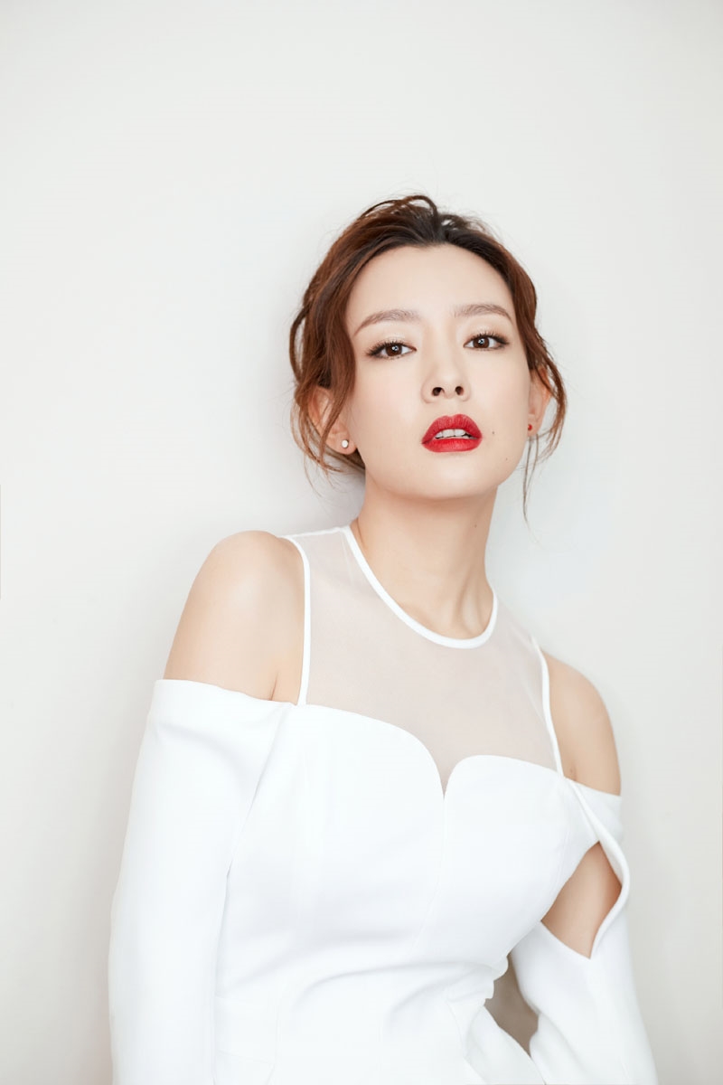 抚媚眼神美女周奇奇现场优雅干练写真