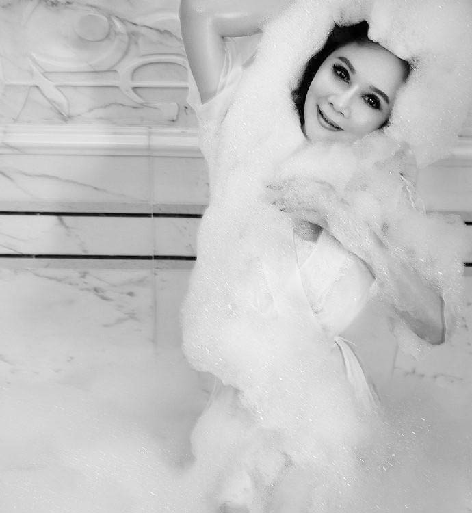 蔡明一组《男人装》写真 蕾丝内衣尽显性感