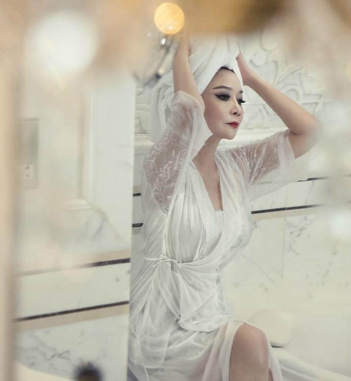 蔡明一组《男人装》写真 蕾丝内衣尽显性感