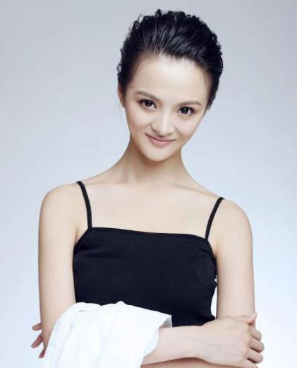 骆文博吊带写真 造型霸气十足