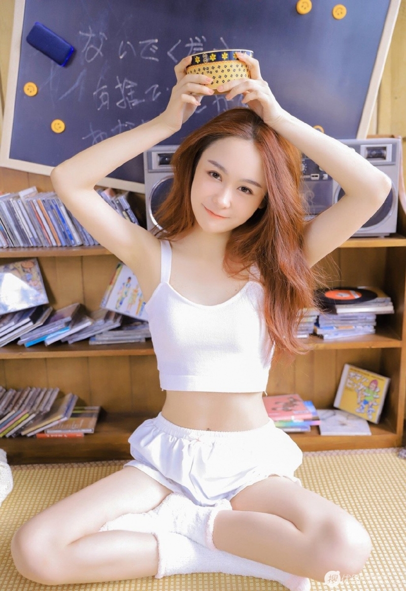 长得亭亭玉立的佛系少女私房照