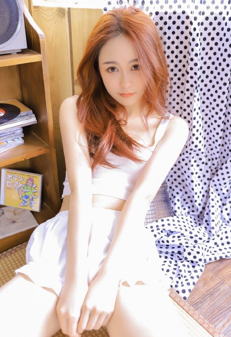 长得亭亭玉立的佛系少女私房照