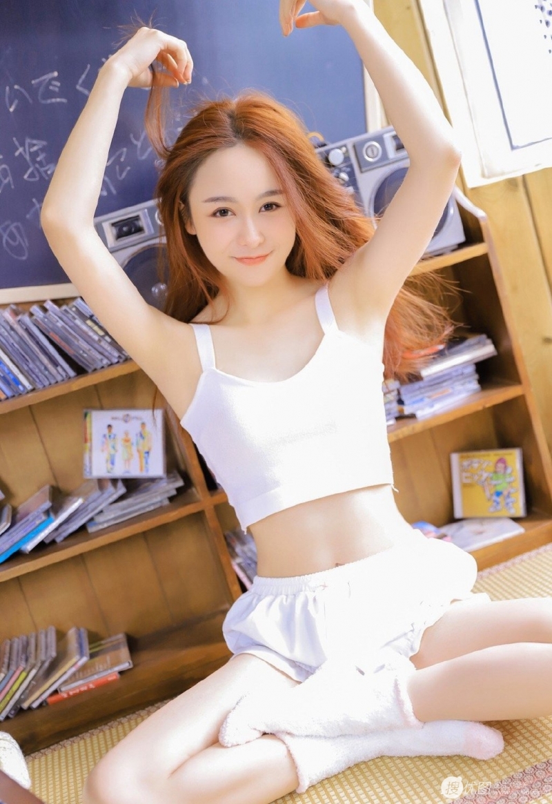 长得亭亭玉立的佛系少女私房照