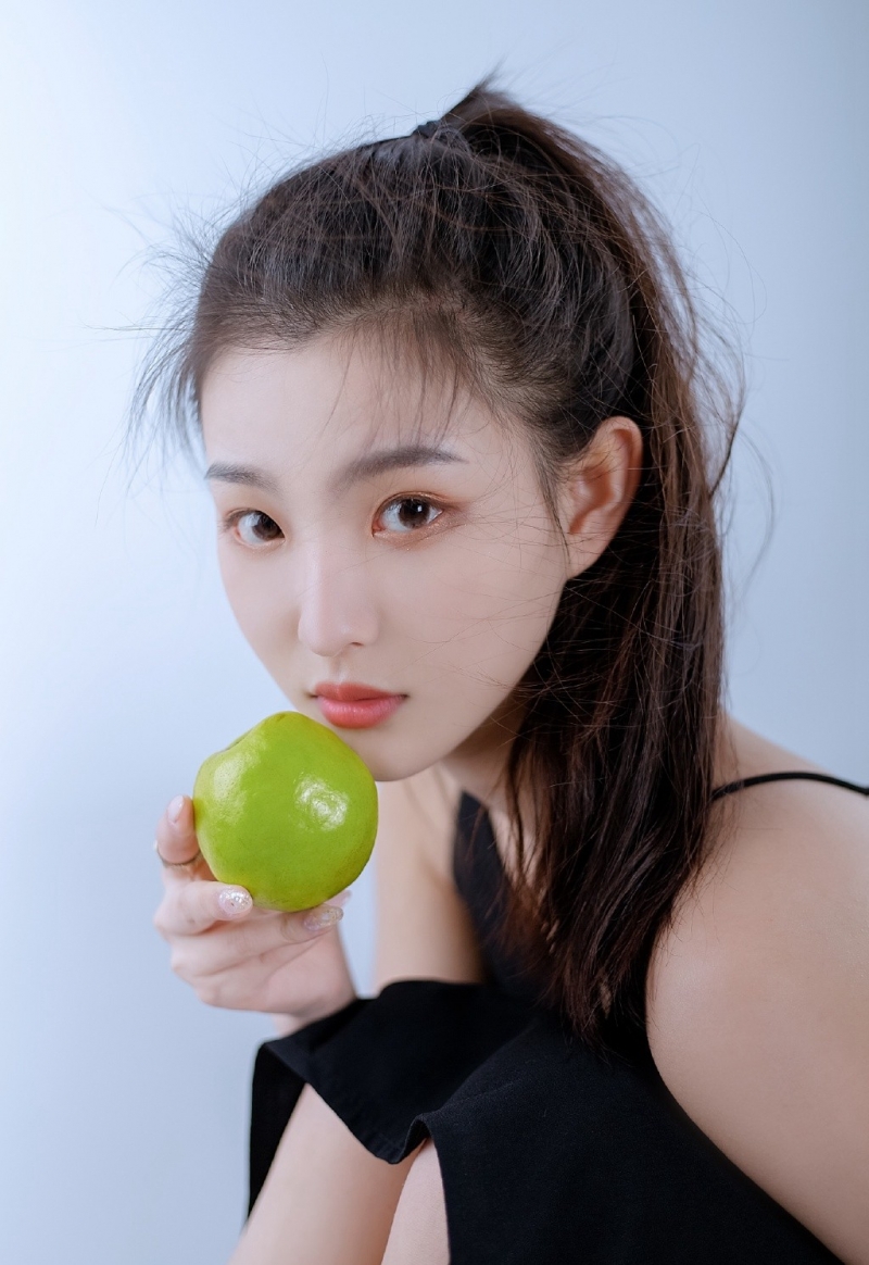 高冷御姐黑色吊带裙肤白貌美写真集