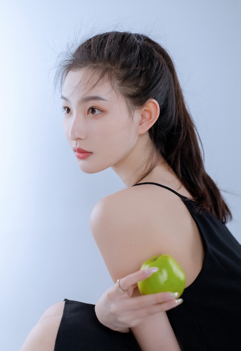 高冷御姐黑色吊带裙肤白貌美写真集