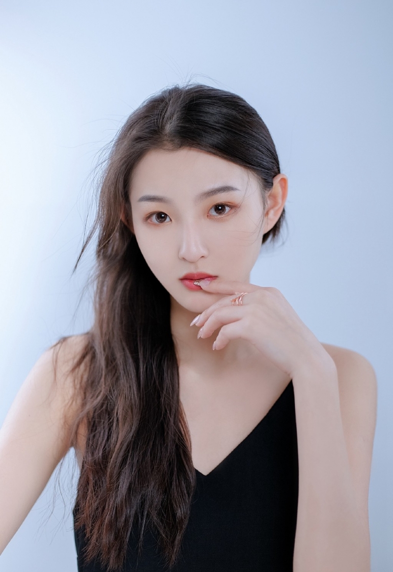 高冷御姐黑色吊带裙肤白貌美写真集