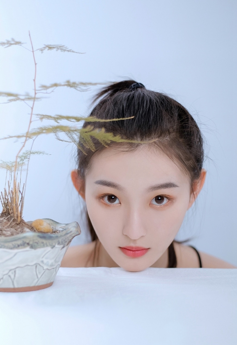 高冷御姐黑色吊带裙肤白貌美写真集