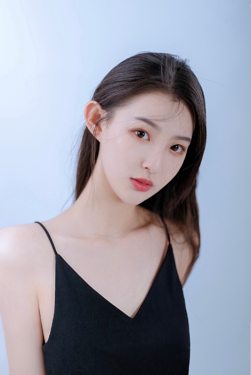 高冷御姐黑色吊带裙肤白貌美写真集