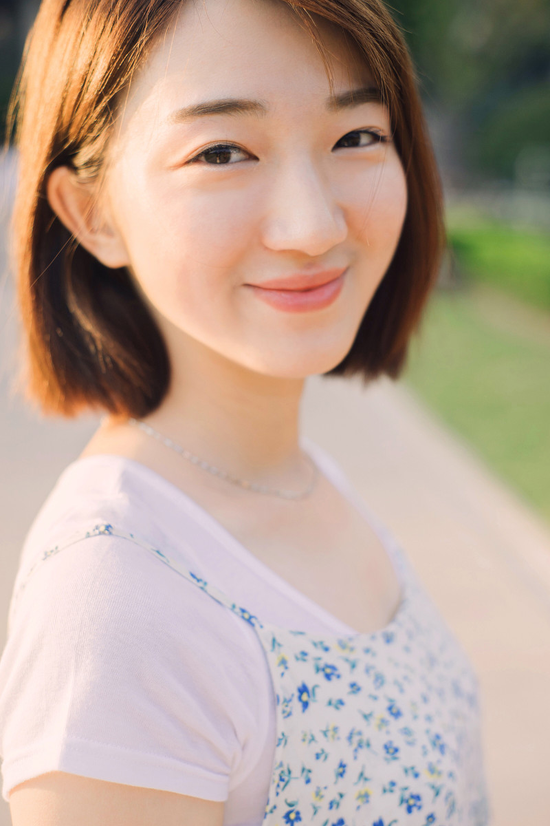 有点婴儿肥的短发素颜女孩