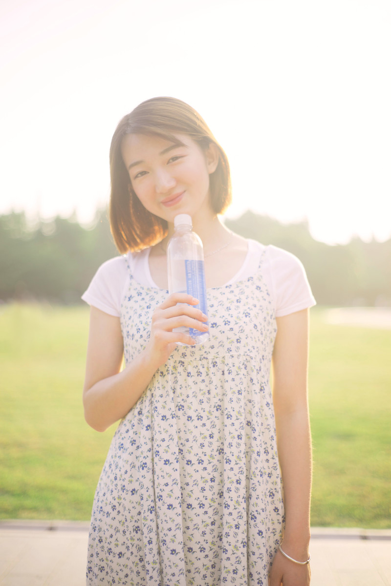 有点婴儿肥的短发素颜女孩