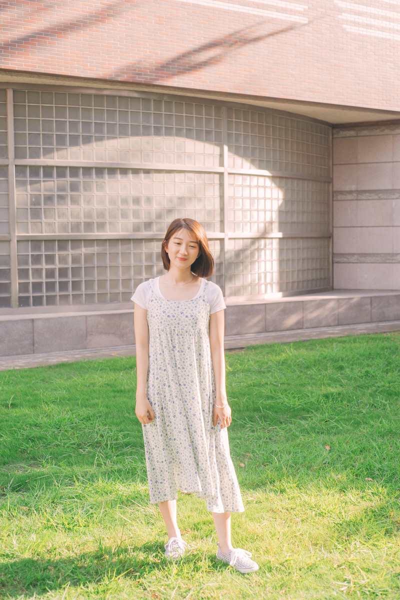 有点婴儿肥的短发素颜女孩