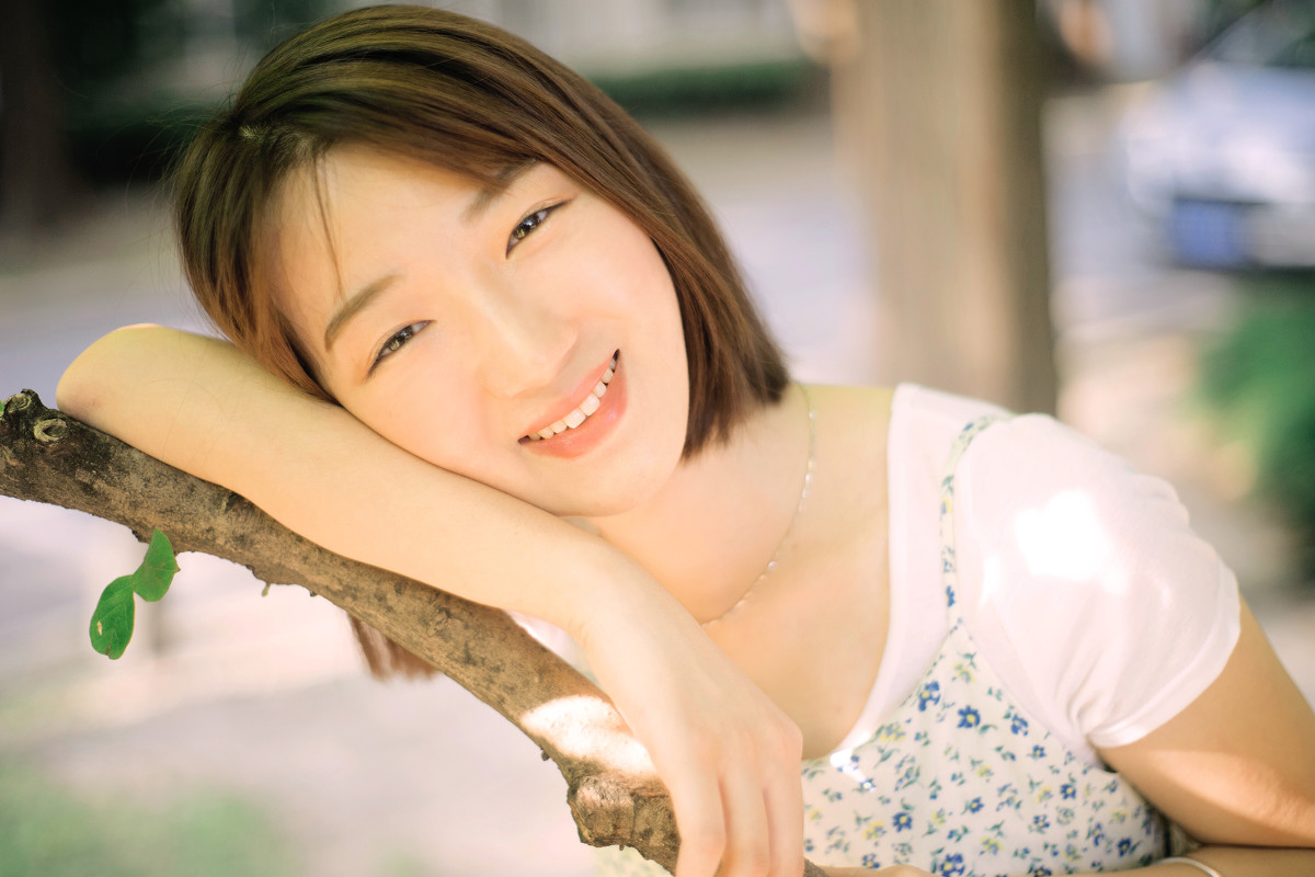 有点婴儿肥的短发素颜女孩