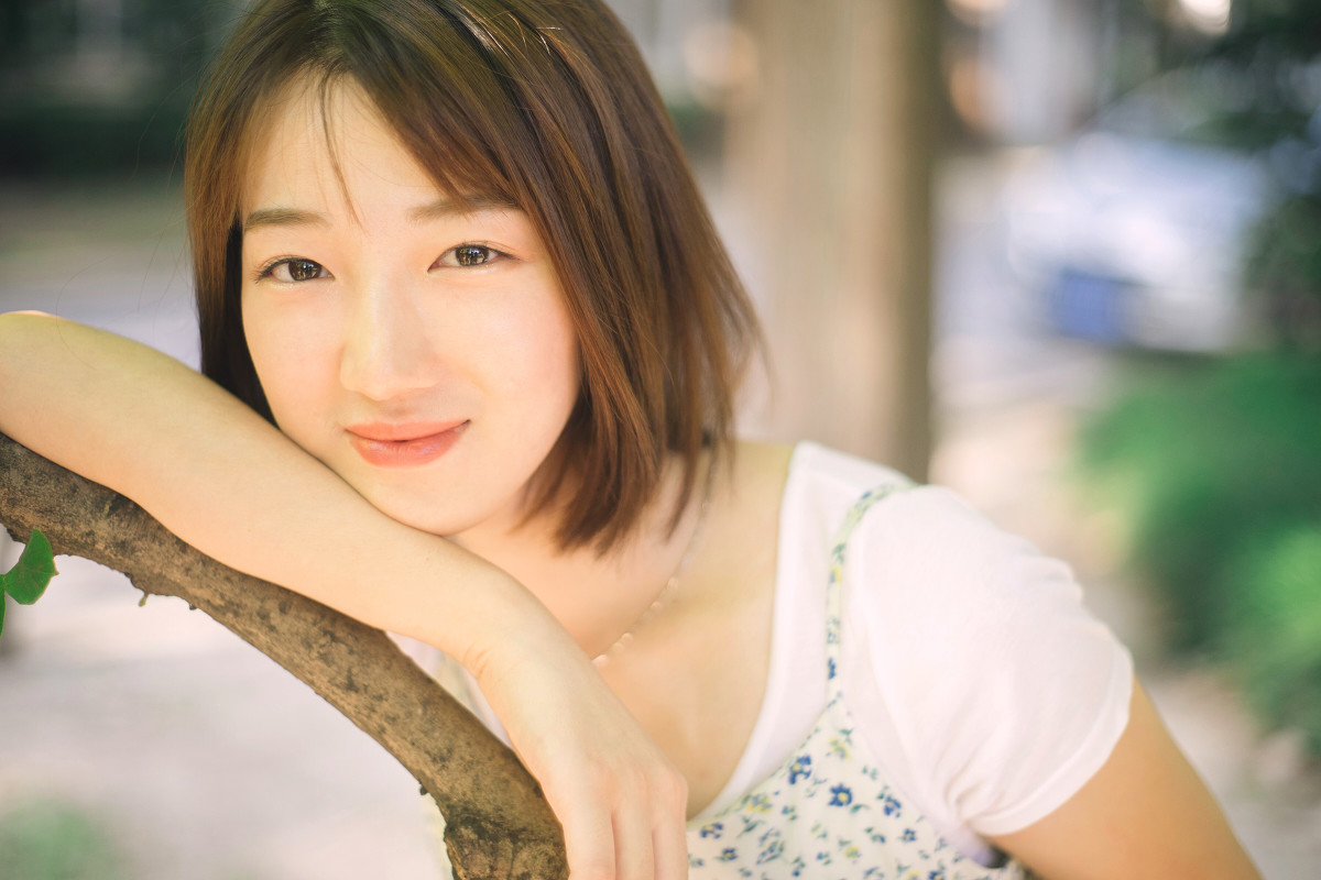 有点婴儿肥的短发素颜女孩