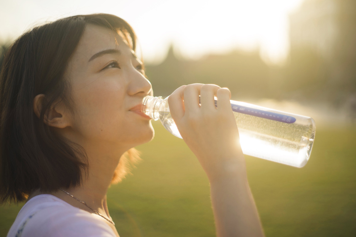 有点婴儿肥的短发素颜女孩