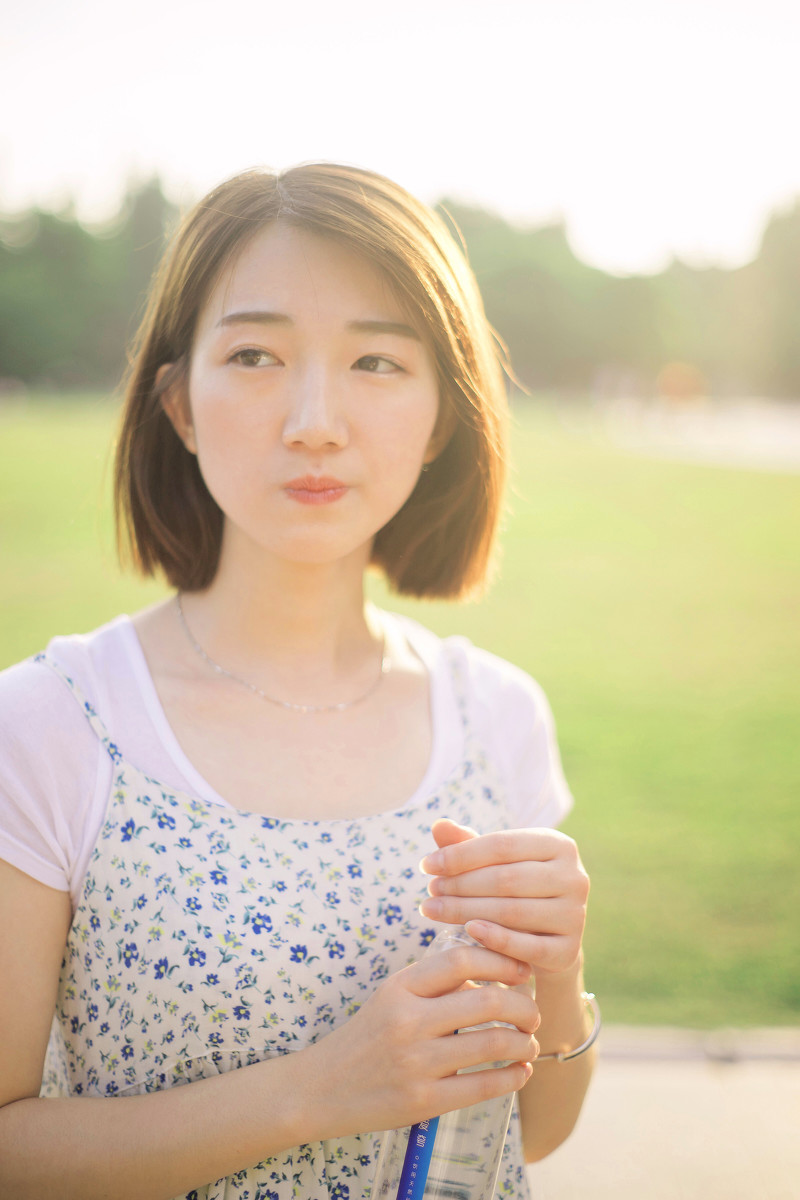 有点婴儿肥的短发素颜女孩