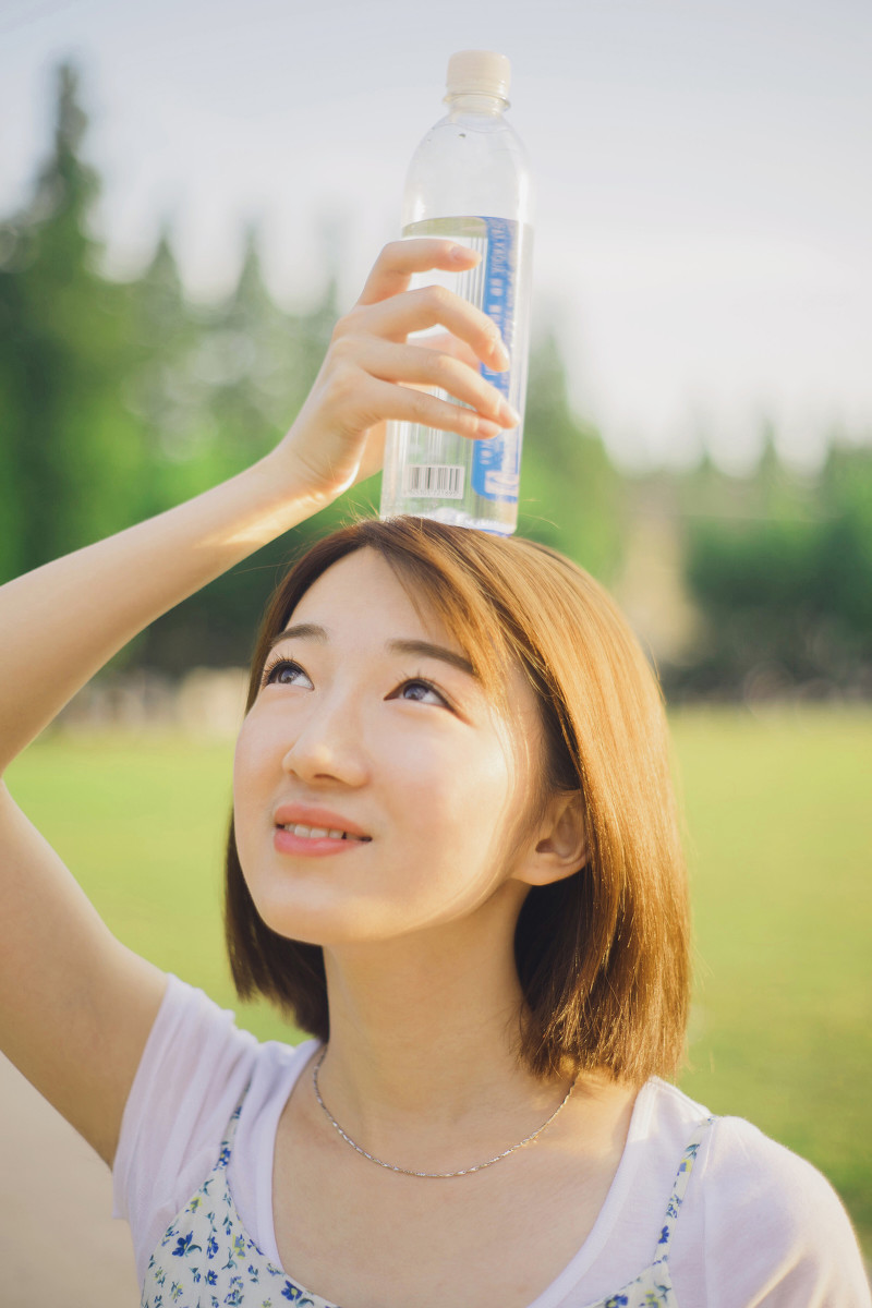 有点婴儿肥的短发素颜女孩