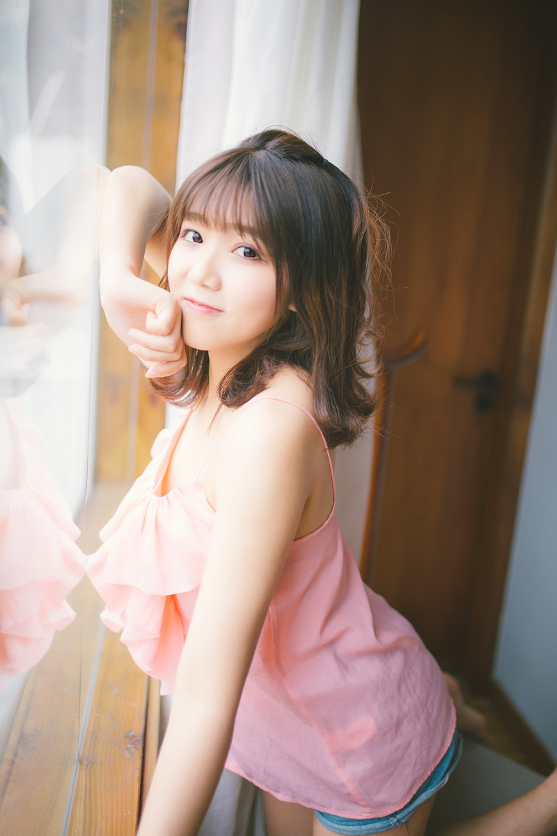 清纯美女萝莉吊带超短裤香肩美腿诱惑生活照写真