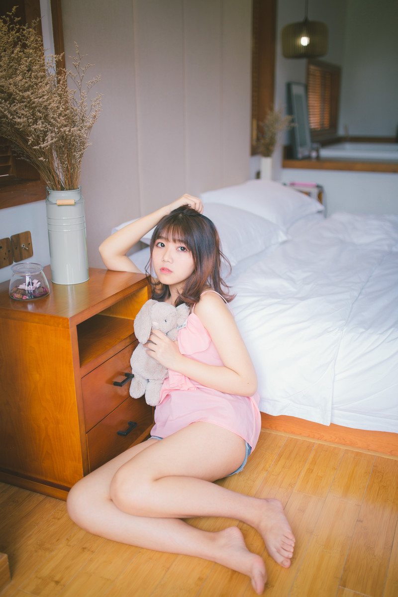 清纯美女萝莉吊带超短裤香肩美腿诱惑生活照写真