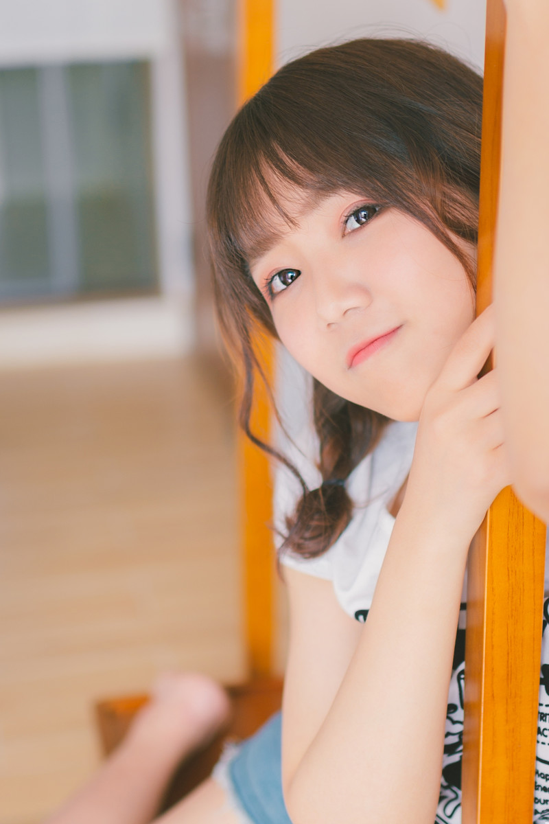 清纯美女萝莉吊带超短裤香肩美腿诱惑生活照写真